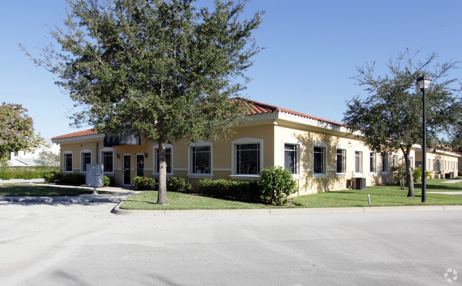 3376 Woods Edge Cir, Bonita Springs, FL for lease - Building Photo - Image 2 of 24
