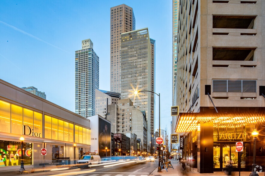 100 E Walton St, Chicago, IL for lease - Primary Photo - Image 1 of 17