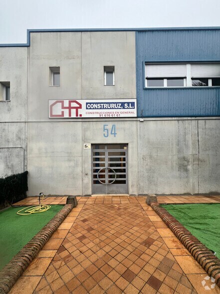 Calle Puerto Navacerrada, 54, Móstoles, Madrid for sale - Primary Photo - Image 1 of 1