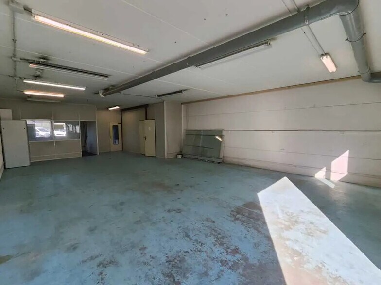 15 Rue Du Buisson Aux Fraises, Massy for lease - Interior Photo - Image 3 of 25