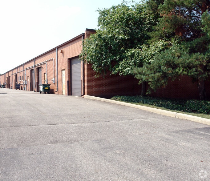 3885 Industrial Ave, Rolling Meadows, IL for lease - Building Photo - Image 3 of 15