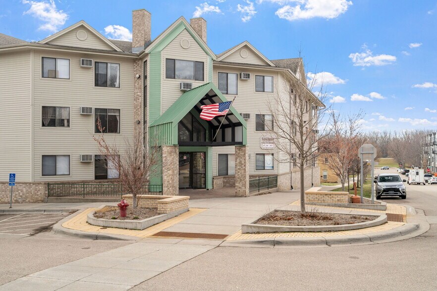 220 N Walnut St, Chaska, MN 55318 Townsquare Apartments