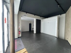 Retail in Paris for lease Interior Photo- Image 2 of 5