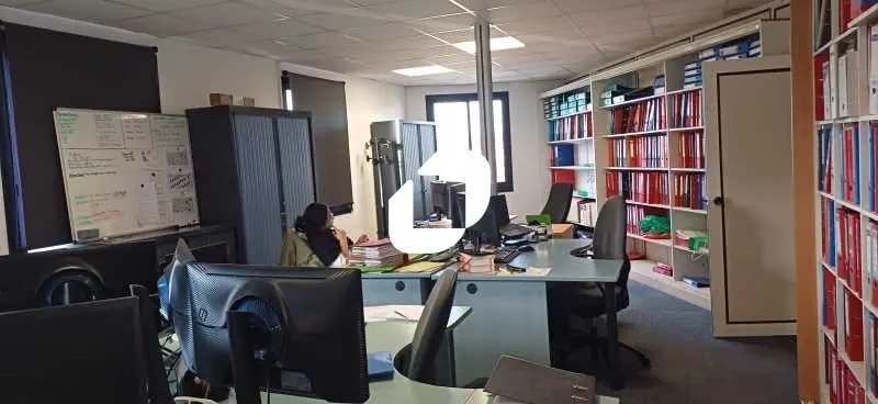 Office in Aubergenville for lease - Interior Photo - Image 3 of 6