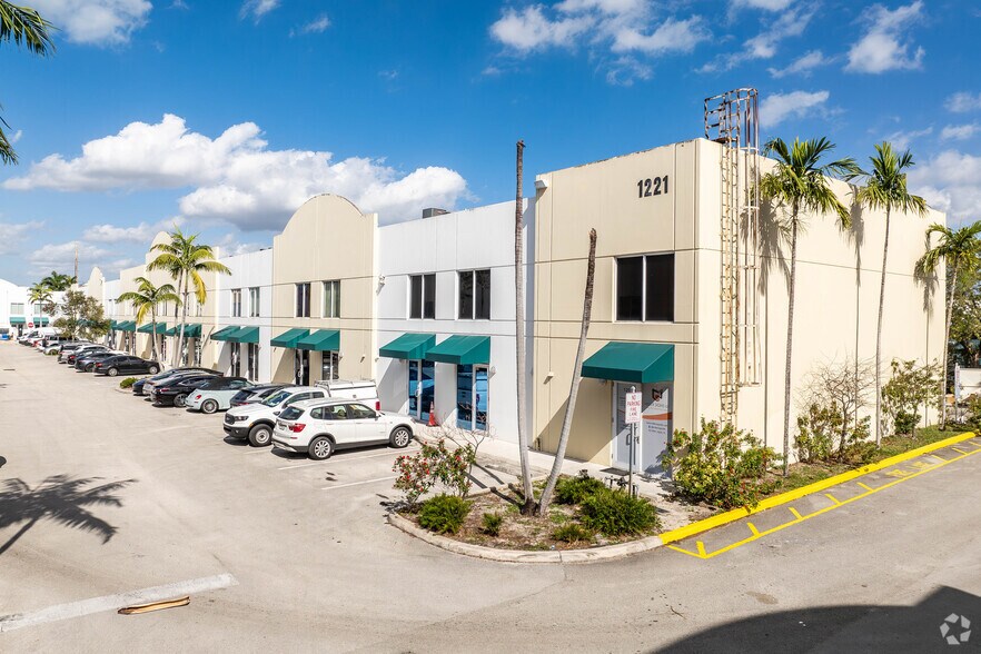 1211 Stirling Rd, Dania Beach, FL for lease - Building Photo - Image 1 of 9