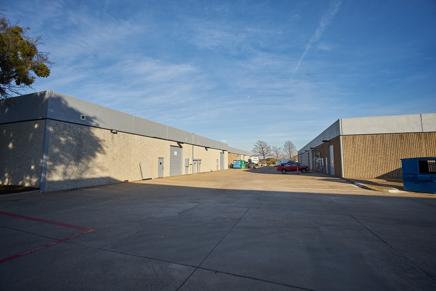 8406 Sterling St, Irving, TX for lease - Building Photo - Image 3 of 17