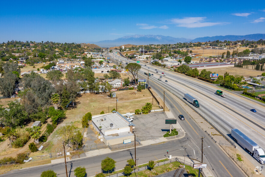 31909-31925 Outer Highway 10 S, Yucaipa, CA for lease - Building Photo - Image 1 of 5