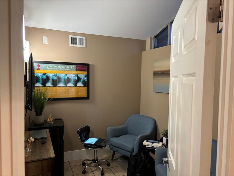 147 Chenoweth Ln, Louisville, KY for lease - Building Photo - Image 3 of 15