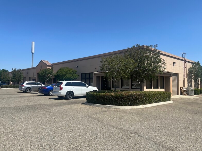 5480 W Spruce Ave, Fresno, CA for lease - Building Photo - Image 1 of 3