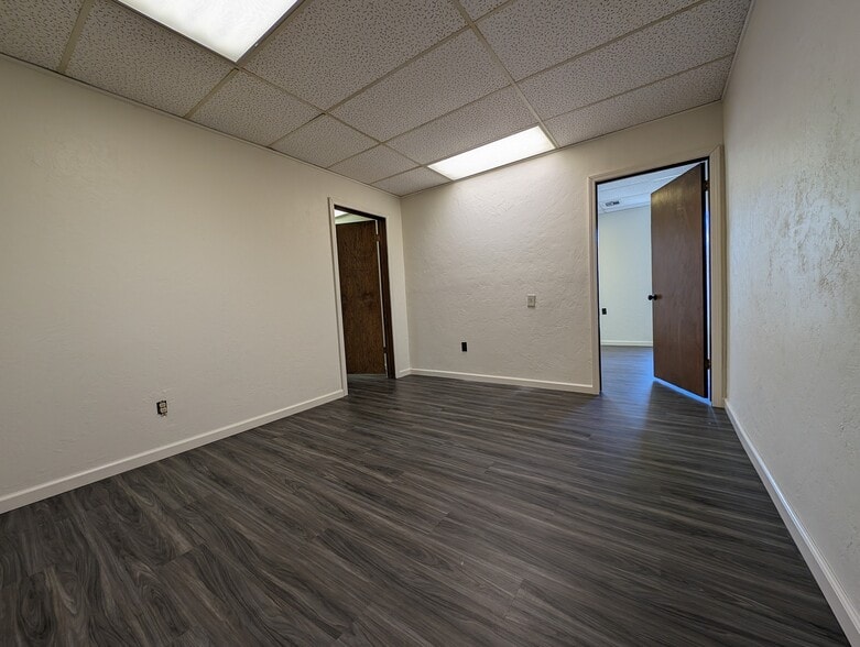 1006 NW 47th St, Lawton, OK for lease - Interior Photo - Image 2 of 13