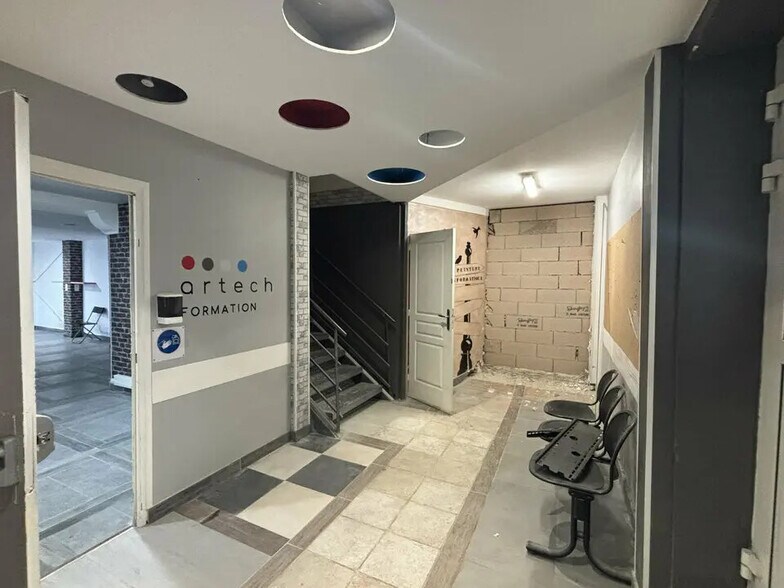 Retail in Martigues for lease - Lobby - Image 2 of 12