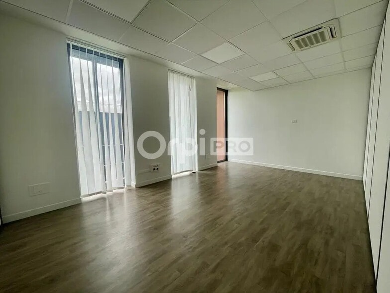 Office in Reims for lease - Building Photo - Image 3 of 5