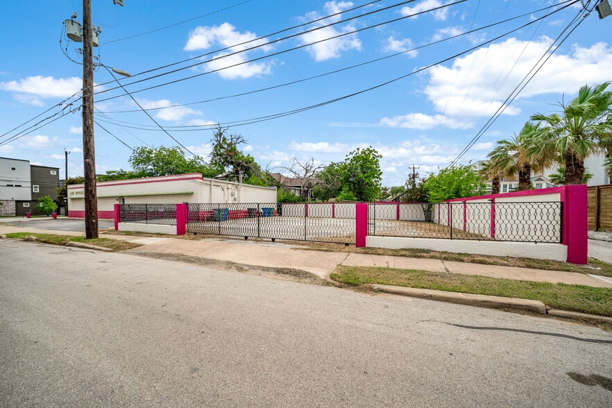 201 W Poplar St, San Antonio, TX for sale - Building Photo - Image 2 of 42