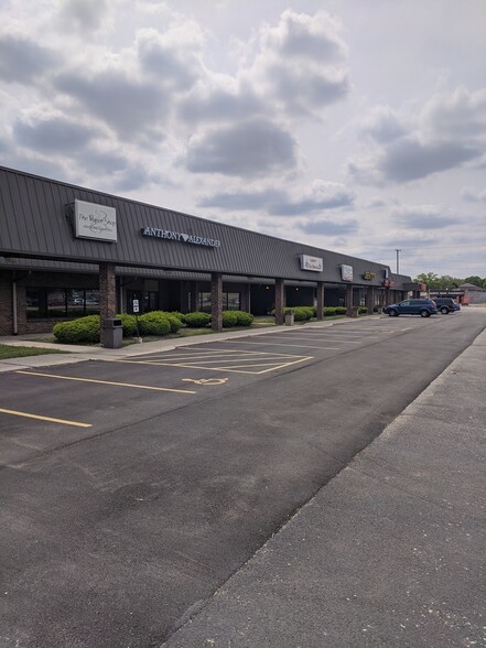 621-633 Harlem Rd, Machesney Park, IL for lease - Building Photo - Image 3 of 4