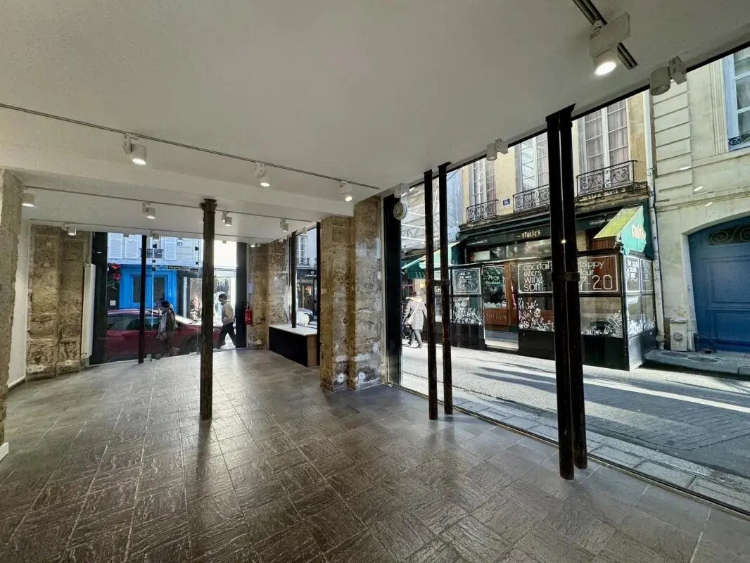 Retail in Paris for lease Interior Photo- Image 1 of 4
