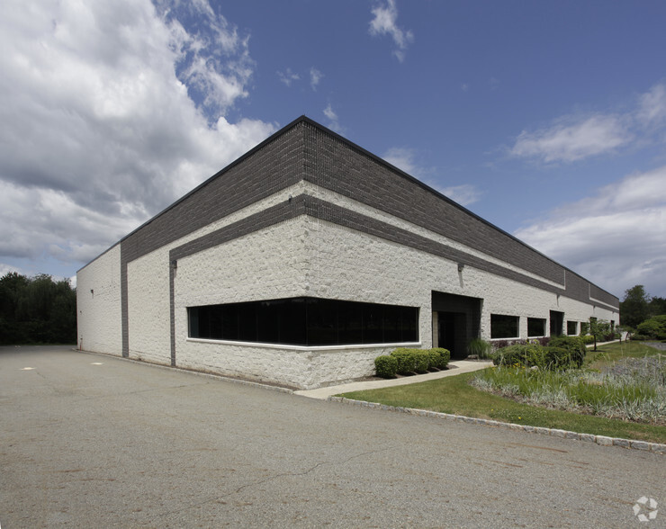 28 Industrial Dr, Middletown, NY for lease - Primary Photo - Image 2 of 15