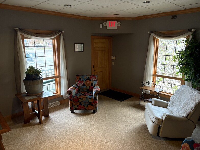 304 N Rapids Rd, Manitowoc, WI for lease - Interior Photo - Image 3 of 12