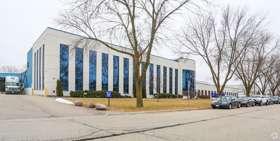 8900 N 55th St, Milwaukee, WI for lease - Primary Photo - Image 1 of 4