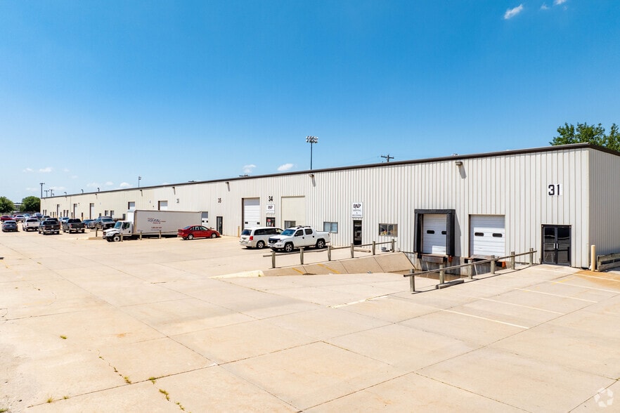 4817 N 56th St, Lincoln, NE for lease - Building Photo - Image 3 of 6