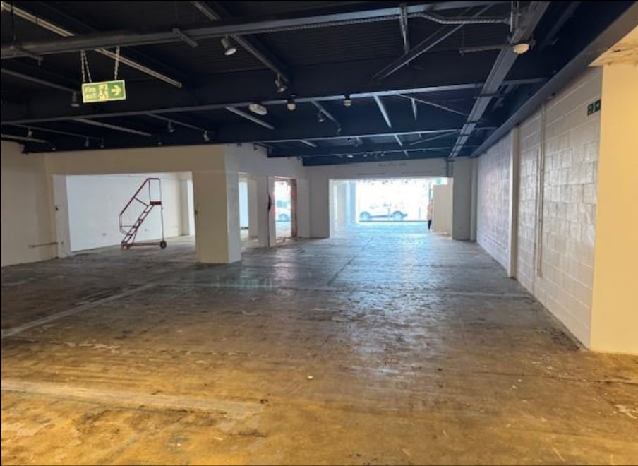 1-6 Clock Para, Enfield for lease Interior Photo- Image 1 of 1