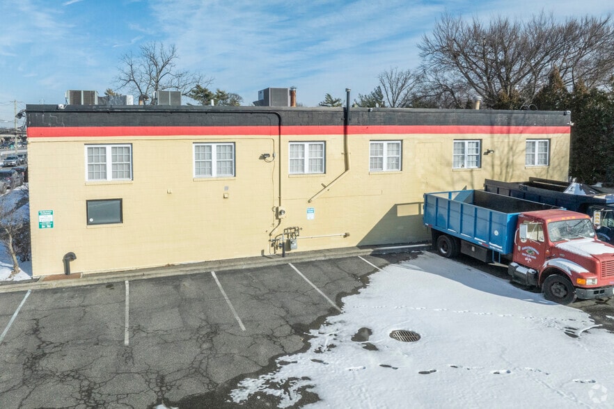 1834 Lansdowne Ave, Merrick, NY for sale - Building Photo - Image 2 of 7