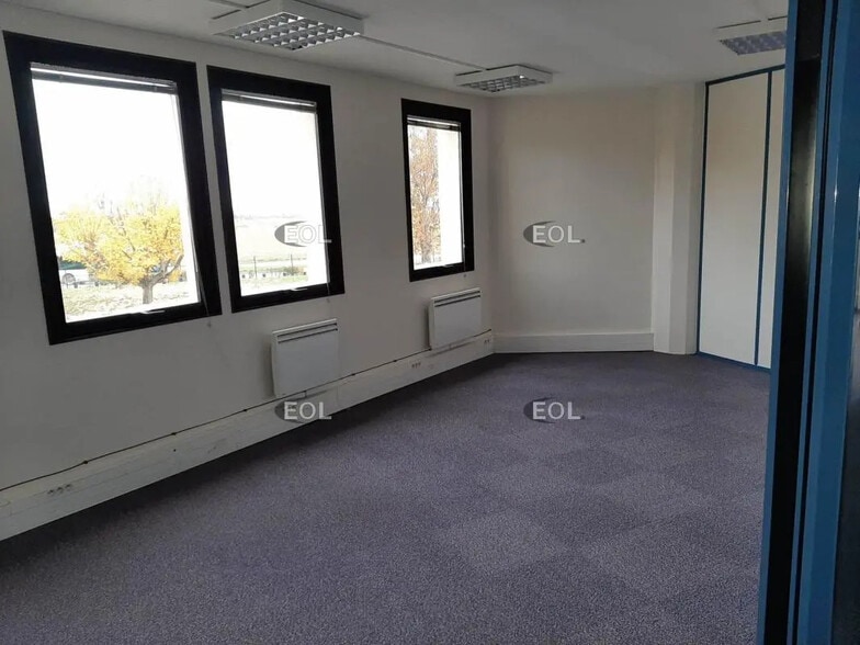 Office in Saint-Aubin for lease - Interior Photo - Image 3 of 8