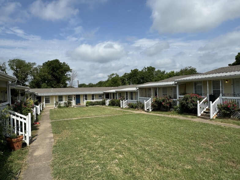 304-330 S Hill St, Burnet, TX for sale - Building Photo - Image 2 of 7