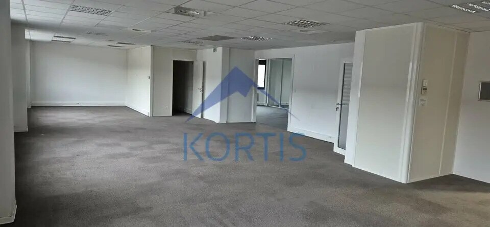 Office in Saint-Quentin-Fallavier for lease - Interior Photo - Image 2 of 6