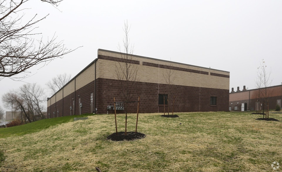 340-348 Nina Way, Warminster, PA for lease - Building Photo - Image 2 of 8