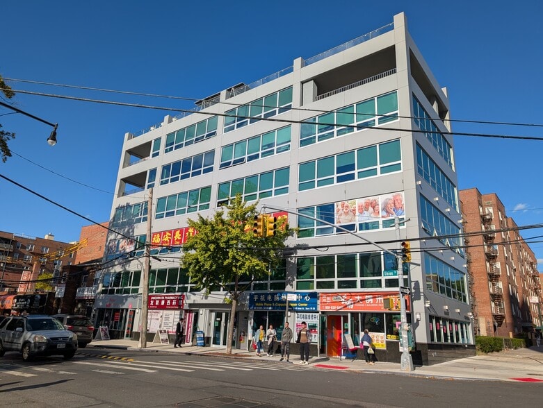 4119-4123 Union St, Flushing, NY for lease - Building Photo - Image 2 of 8