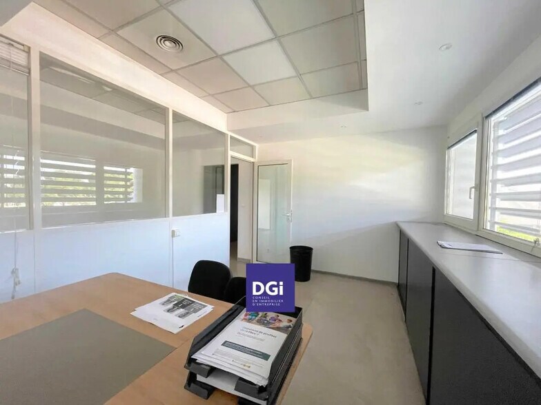 Office in Nîmes for lease - Interior Photo - Image 1 of 5