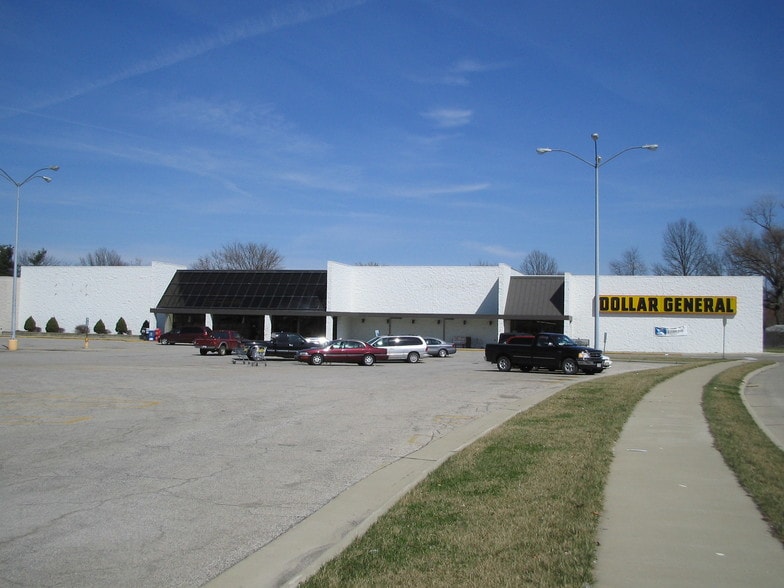 1002-1004 N Keller Dr, Effingham, IL for lease - Primary Photo - Image 2 of 14