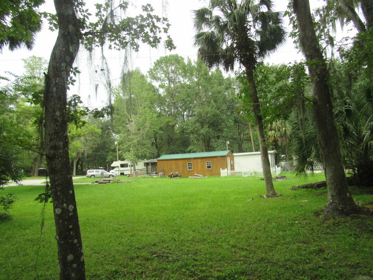5423 F Ave, Mcintosh, FL 32664