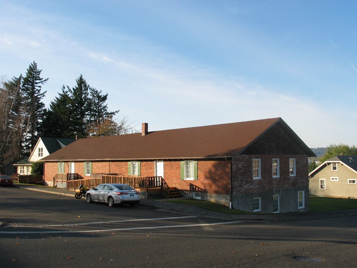 105 SW 2nd St, Troutdale, OR 97060