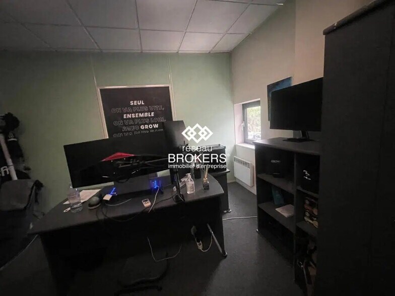 Office in Nanterre for lease - Interior Photo - Image 2 of 5