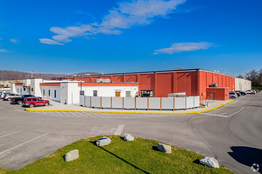 1649 Broadway, Hanover, PA for sale - Building Photo - Image 1 of 1