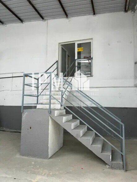 Flex in Vitrolles for lease - Building Photo - Image 3 of 7