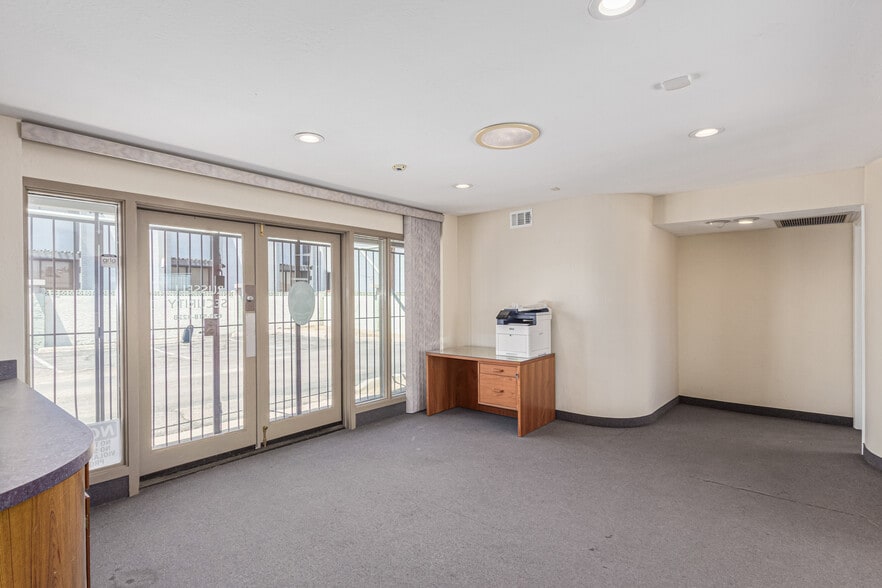 8545 N Black Canyon Hwy, Phoenix, AZ for sale - Building Photo - Image 2 of 25