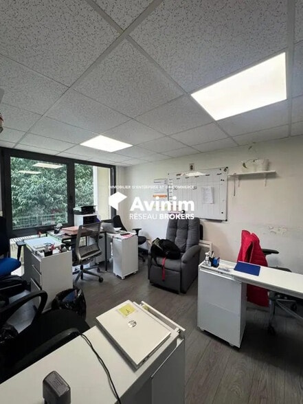 Office in Courbevoie for lease - Interior Photo - Image 3 of 4