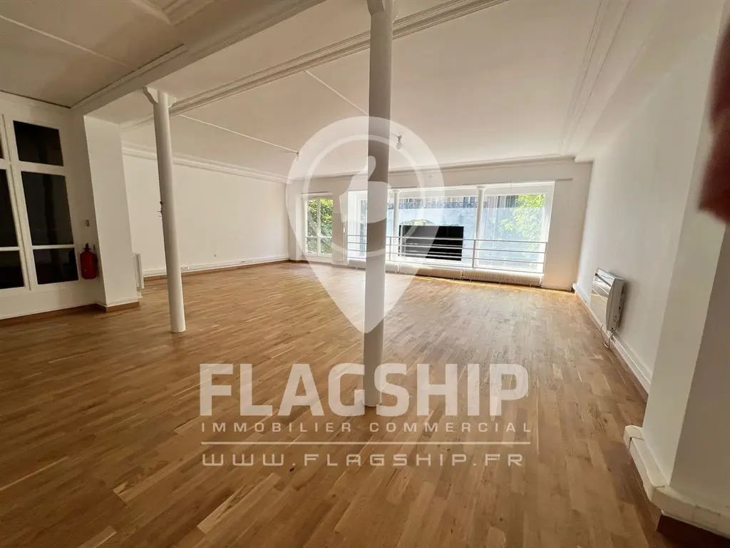 Office in Paris for lease Interior Photo- Image 1 of 8