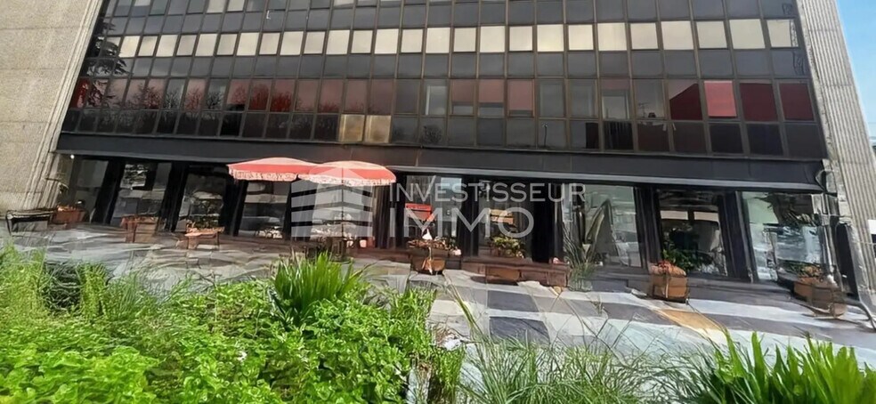 Retail in Boissy-Saint-Léger for lease - Building Photo - Image 1 of 2