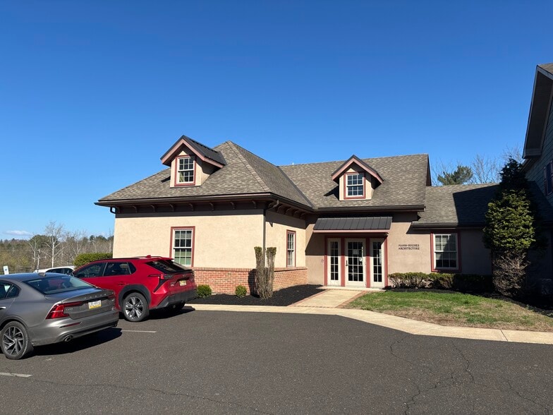 11 Duane Rd, Doylestown, PA for sale - Primary Photo - Image 1 of 8