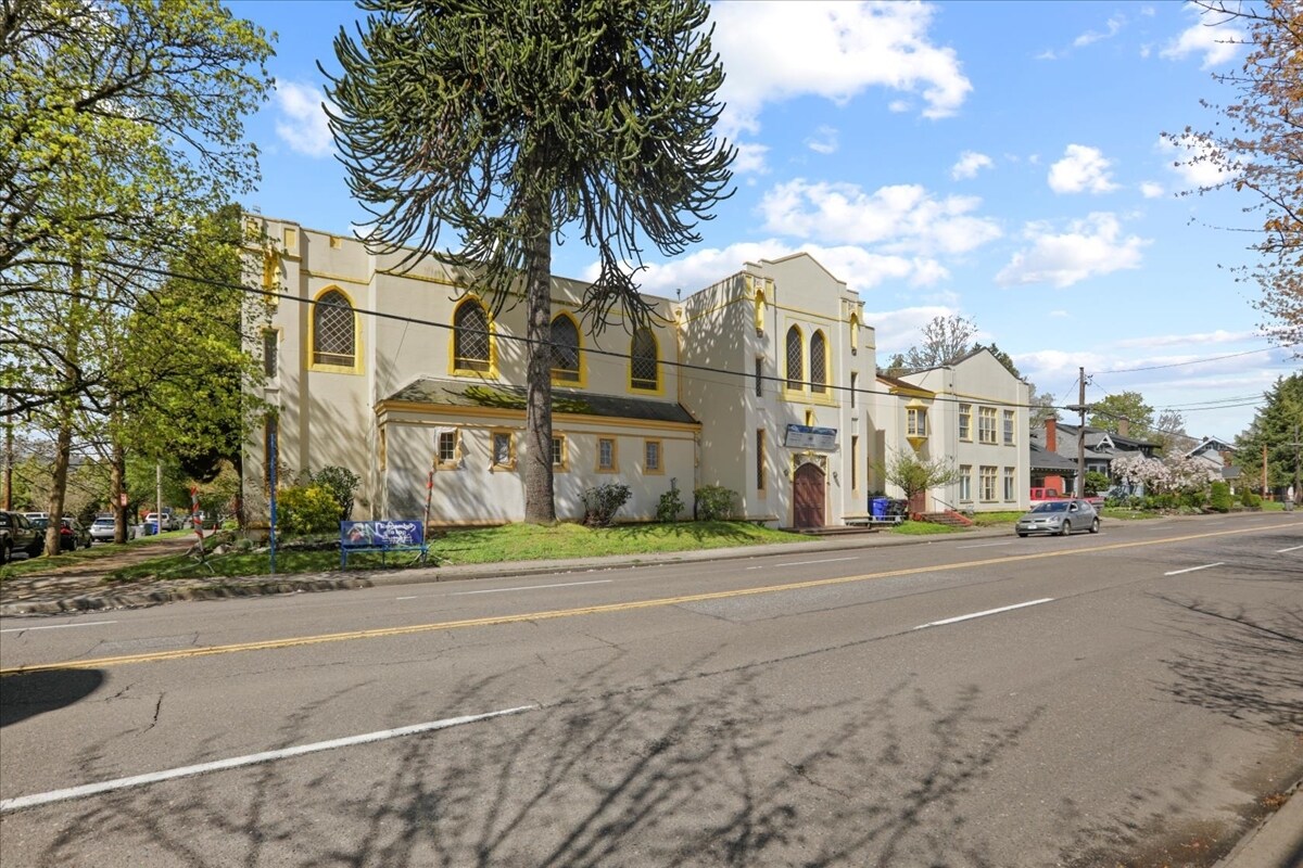 1821 SE Cesar E Chavez Blvd, Portland, OR for sale Primary Photo- Image 1 of 1