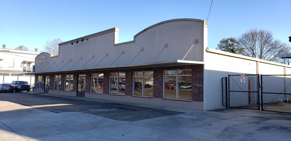 207 W Pine St, Ponchatoula, LA for lease - Building Photo - Image 1 of 10