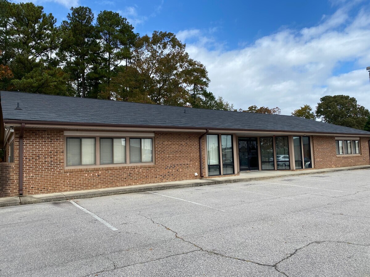 1054 Rim Rd, Fayetteville, NC 28314