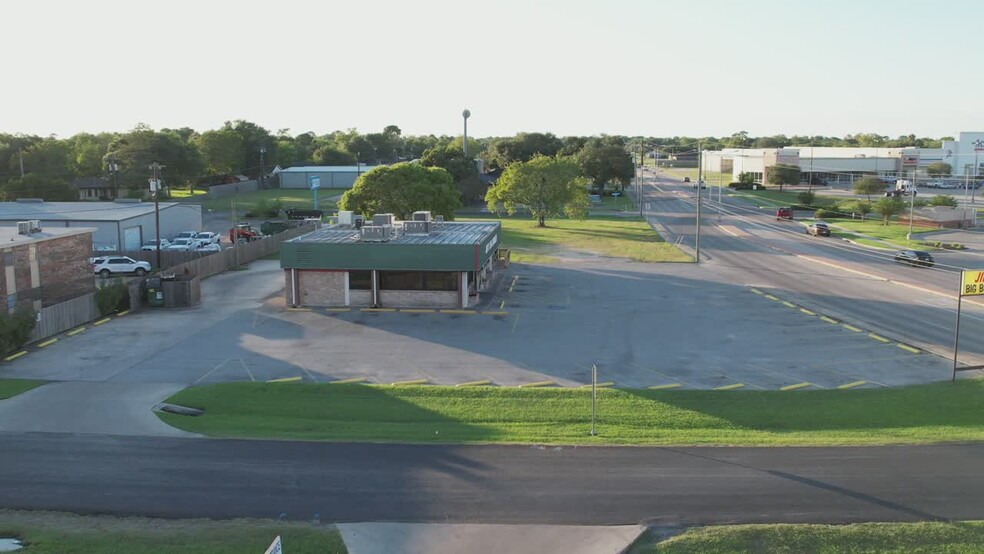 102 Glascow St, Victoria, TX for sale - Commercial Listing Video - Image 3 of 45