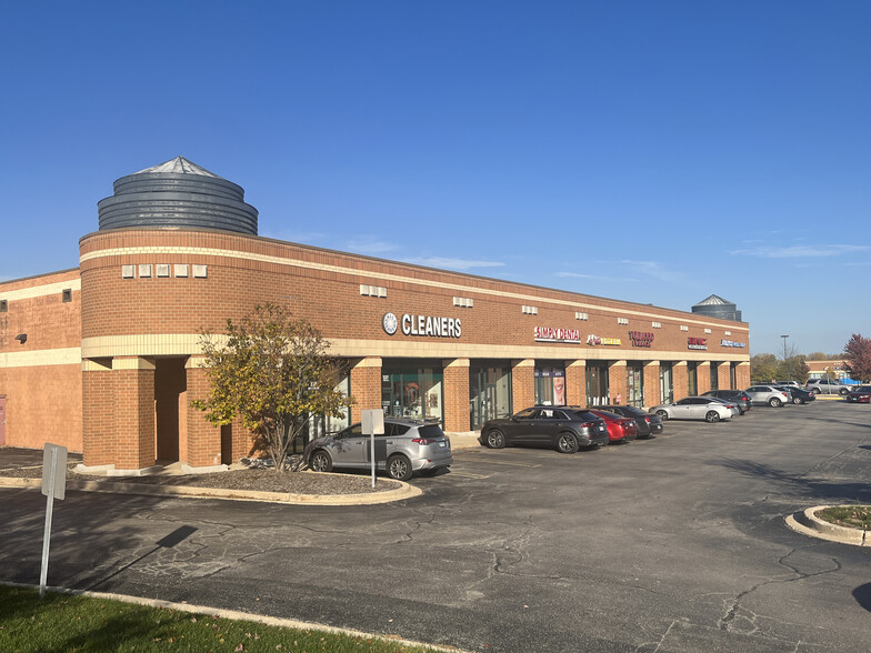 335-411 E Geneva Rd, Carol Stream, IL for lease - Building Photo - Image 2 of 12