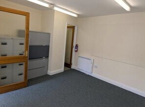 15 Grant Rd, Wellingborough for lease Interior Photo- Image 2 of 2