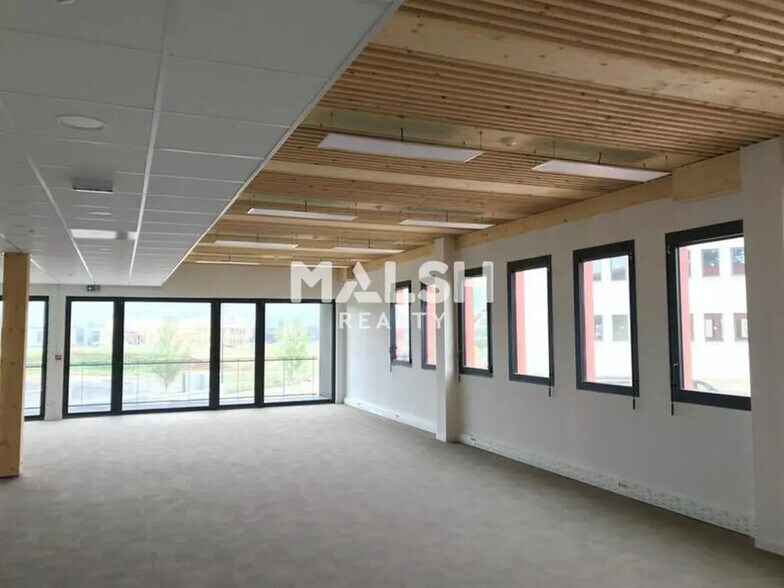 Office in Beynost for lease - Interior Photo - Image 2 of 4