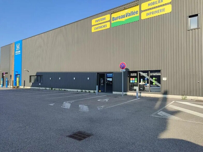 Retail in Bourgoin-Jallieu for sale - Building Photo - Image 2 of 9